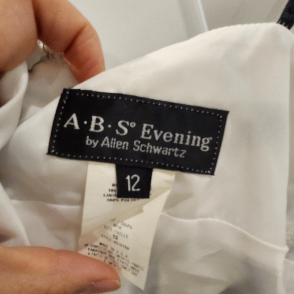 Elegant Halter Neck Silk Evening Gown - Picture 4 of 4